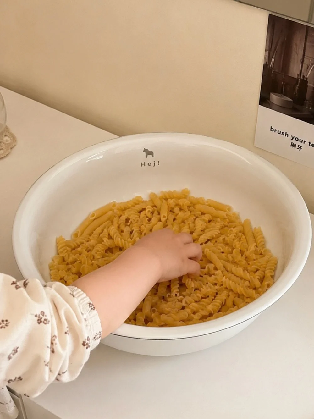 New White Enamel Wash Basin Montessori Handwashing Sensory Bin Bowl for Kids